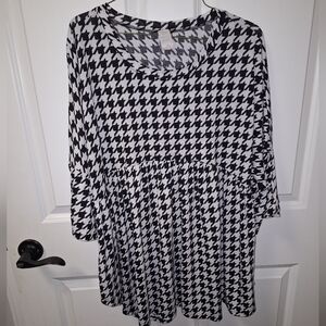 A black and white Bell Sleeve Tunic top in a size XL.